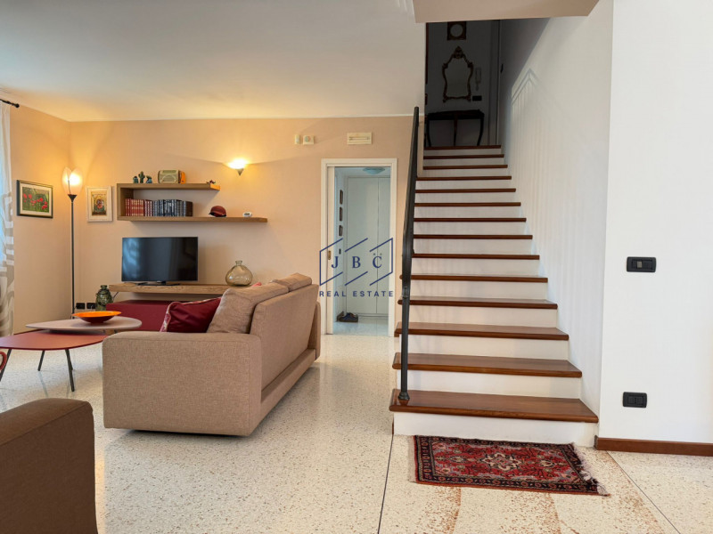 ODERZO - In esclusiva proponiamo una splendida porzione di testa in villa trifamiliare situata ne...