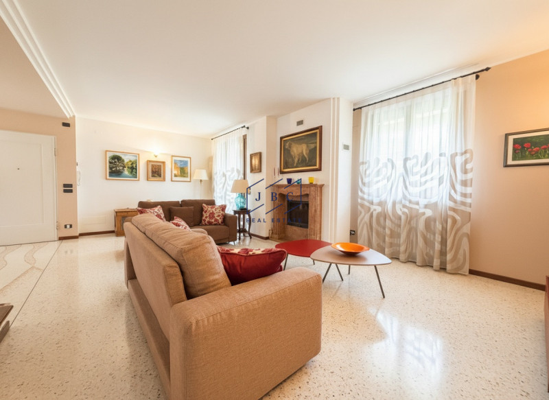 ODERZO - In esclusiva proponiamo una splendida porzione di testa in villa trifamiliare situata ne...