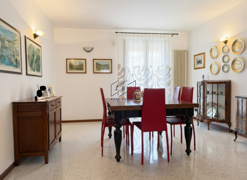 ODERZO - In esclusiva proponiamo una splendida porzione di testa in villa trifamiliare situata ne...