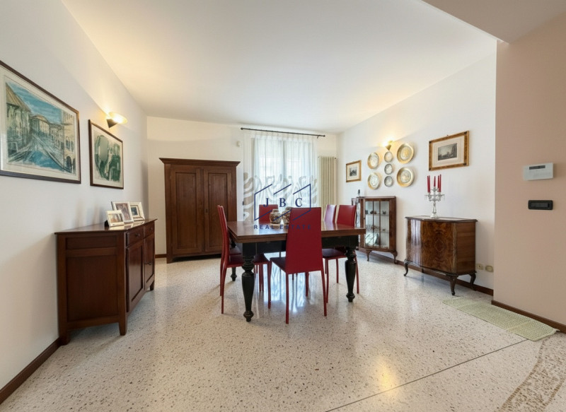 ODERZO - In esclusiva proponiamo una splendida porzione di testa in villa trifamiliare situata ne...