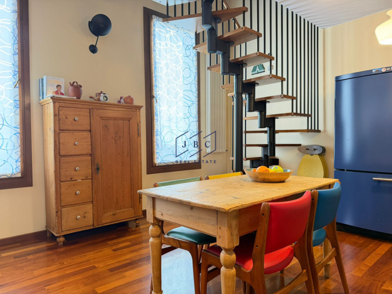 ODERZO - In esclusiva proponiamo una splendida porzione di testa in villa trifamiliare situata ne...