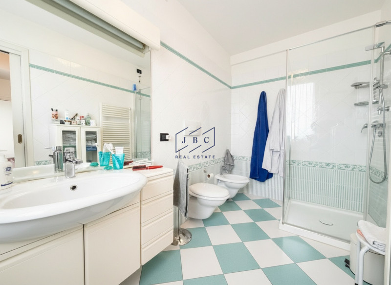 ODERZO - In esclusiva proponiamo una splendida porzione di testa in villa trifamiliare situata ne...