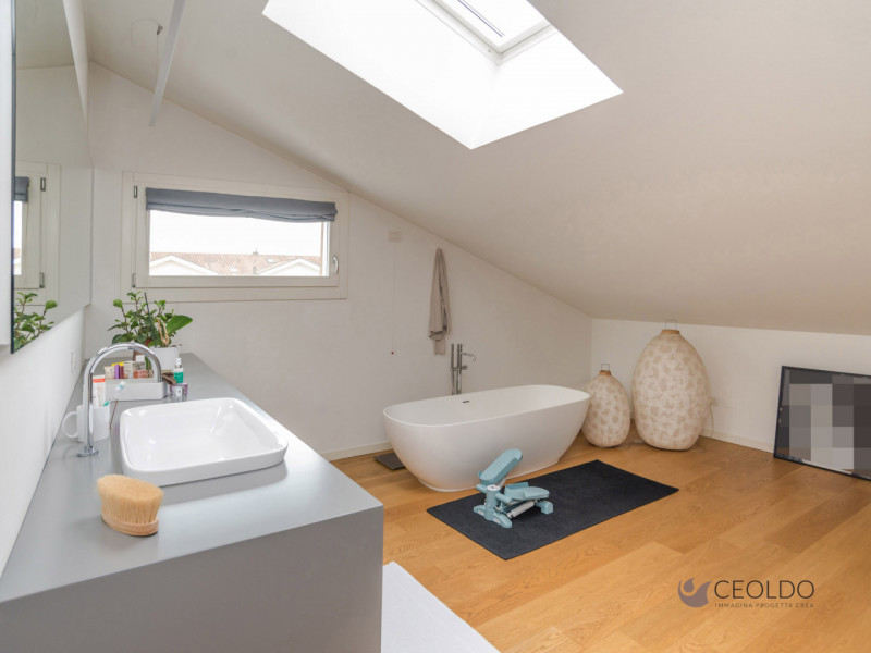 SANTA MARIA DI SALA: località Caselle di Santa Maria di Sala ATTICO DI DESIGN LUMINOSO, COMPLETAM...