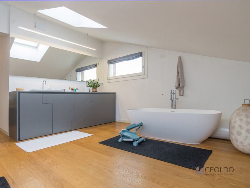 SANTA MARIA DI SALA: località Caselle di Santa Maria di Sala ATTICO DI DESIGN LUMINOSO, COMPLETAM...