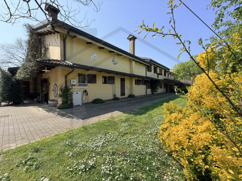PADOVA - Scoprite questa magnifica villa veneta situata nel cuore della tranquilla zona di Salbor...