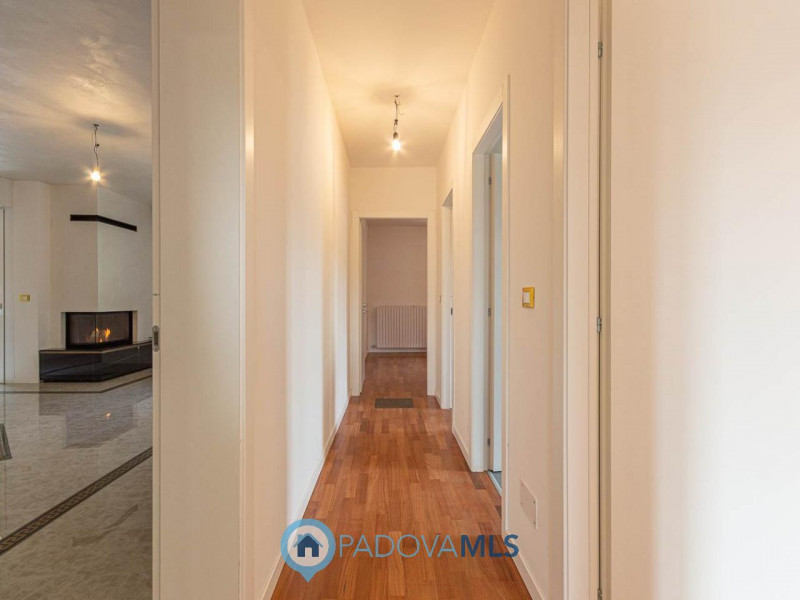 ELEGANTE APPARTAMENTO SITUATO NEL CENTRO DI ABANO TERME (PD)

Immobile in esclusiva al Gruppo Pad...