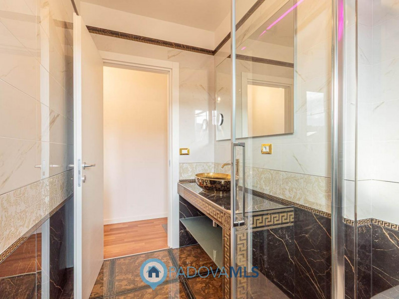 ELEGANTE APPARTAMENTO SITUATO NEL CENTRO DI ABANO TERME (PD)

Immobile in esclusiva al Gruppo Pad...