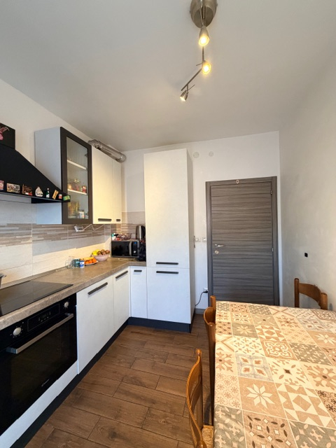 Appartamento in piccola palazzina (no ascensore) posto al 2° piano e con esposizione su 3 lati ( ...