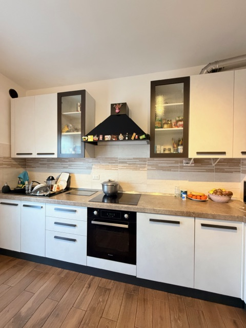 Appartamento in piccola palazzina (no ascensore) posto al 2° piano e con esposizione su 3 lati ( ...