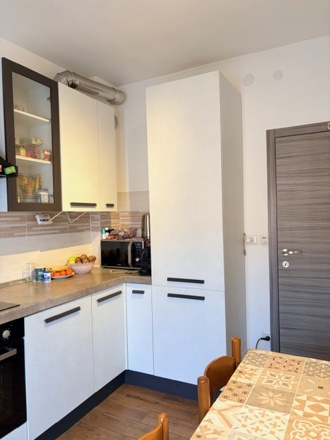 Appartamento in piccola palazzina (no ascensore) posto al 2° piano e con esposizione su 3 lati ( ...