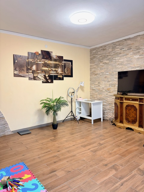 Appartamento in piccola palazzina (no ascensore) posto al 2° piano e con esposizione su 3 lati ( ...