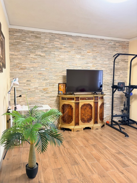 Appartamento in piccola palazzina (no ascensore) posto al 2° piano e con esposizione su 3 lati ( ...