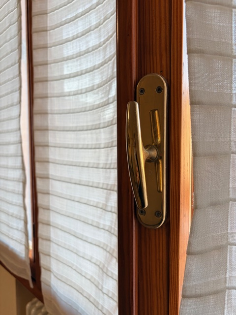 Appartamento in piccola palazzina (no ascensore) posto al 2° piano e con esposizione su 3 lati ( ...