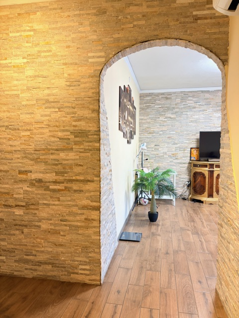 Appartamento in piccola palazzina (no ascensore) posto al 2° piano e con esposizione su 3 lati ( ...