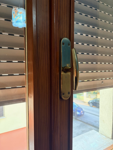 Appartamento in piccola palazzina (no ascensore) posto al 2° piano e con esposizione su 3 lati ( ...