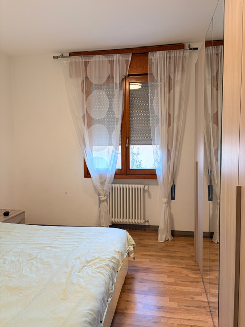 Appartamento in piccola palazzina (no ascensore) posto al 2° piano e con esposizione su 3 lati ( ...