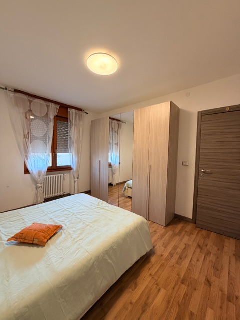 Appartamento in piccola palazzina (no ascensore) posto al 2° piano e con esposizione su 3 lati ( ...