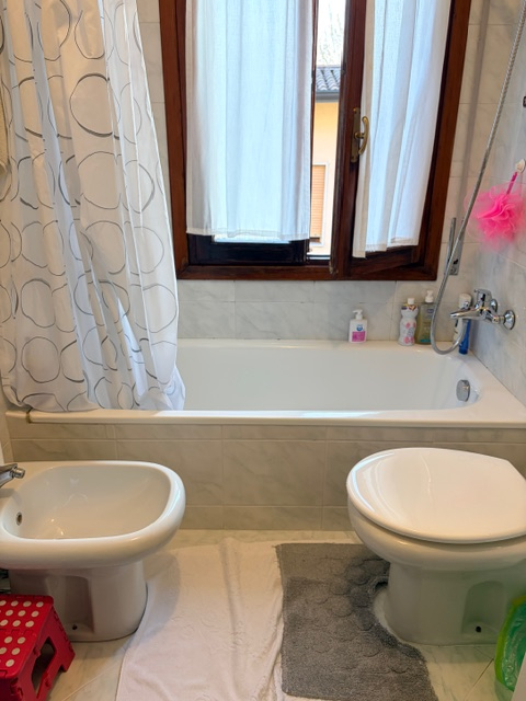 Appartamento in piccola palazzina (no ascensore) posto al 2° piano e con esposizione su 3 lati ( ...