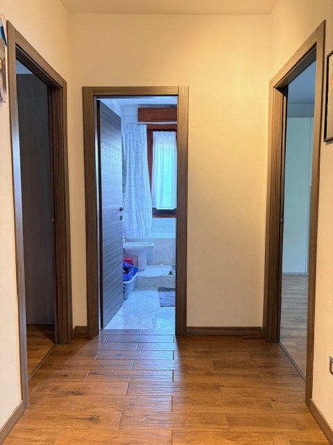 Appartamento in piccola palazzina (no ascensore) posto al 2° piano e con esposizione su 3 lati ( ...