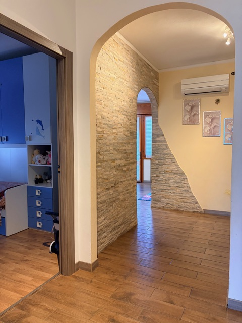 Appartamento in piccola palazzina (no ascensore) posto al 2° piano e con esposizione su 3 lati ( ...
