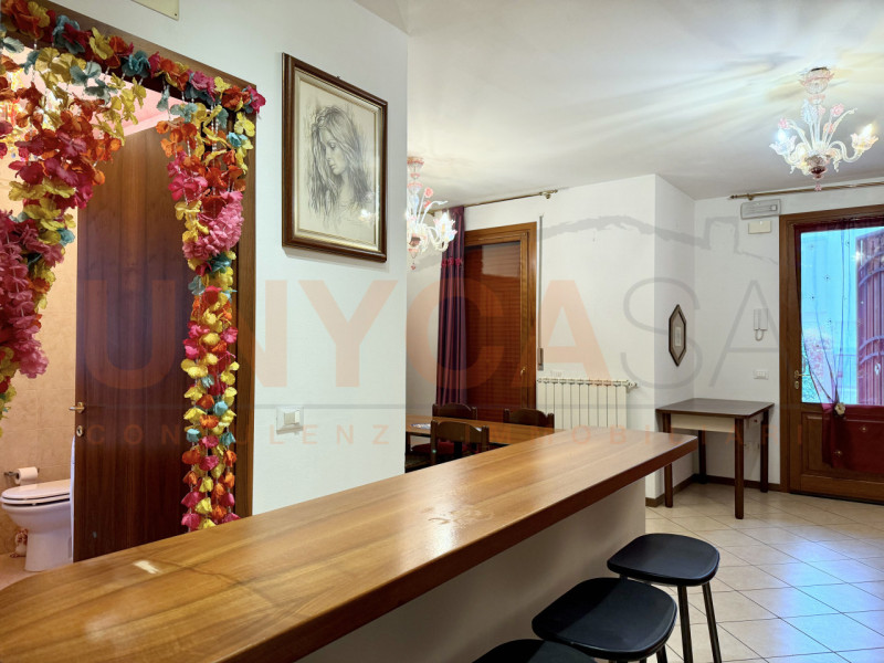 BASTIA DI ROVOLON: situato nella tranquilla e servita zona di Bastia, l'immobile si trova in una ...