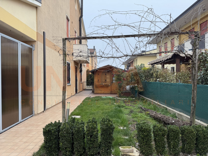 BASTIA DI ROVOLON: situato nella tranquilla e servita zona di Bastia, l'immobile si trova in una ...