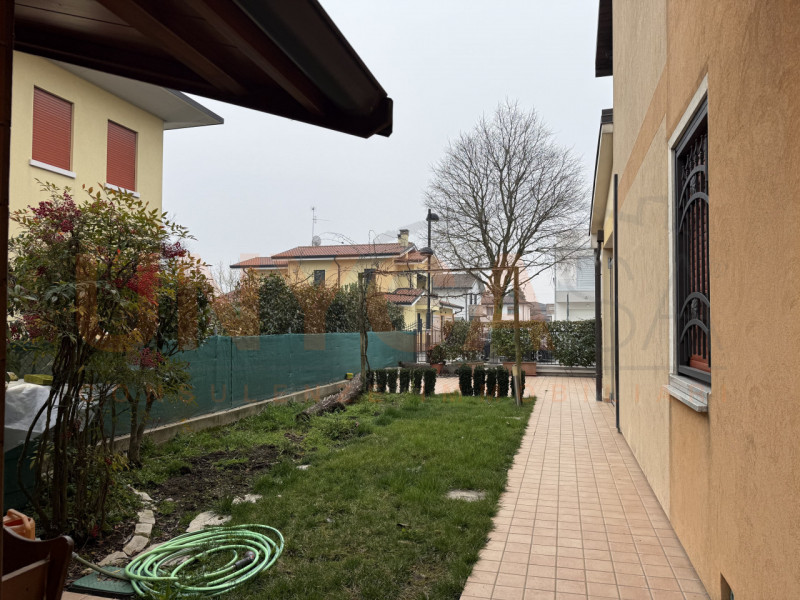 BASTIA DI ROVOLON: situato nella tranquilla e servita zona di Bastia, l'immobile si trova in una ...