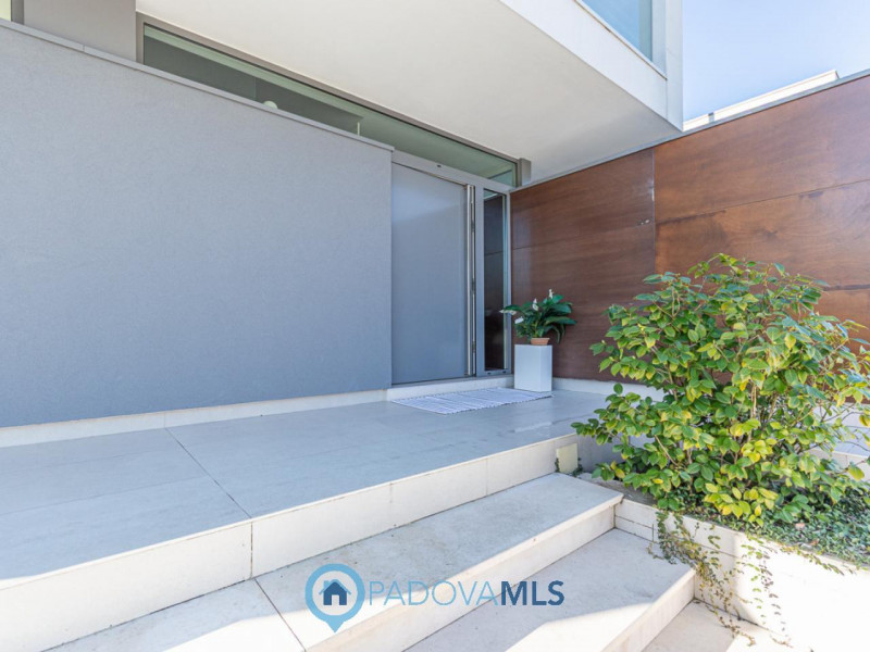 Immobile in esclusiva al Gruppo Padova MLS
Scopri questa magnifica villa moderna situata nel cuor...