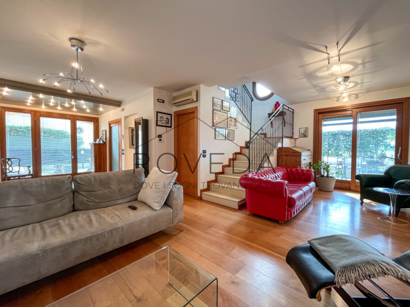 CASIER 

RIFERIMENTO: CR22

L'agenzia immobiliare Roveda ha il piacere di proporvi questa splendi...