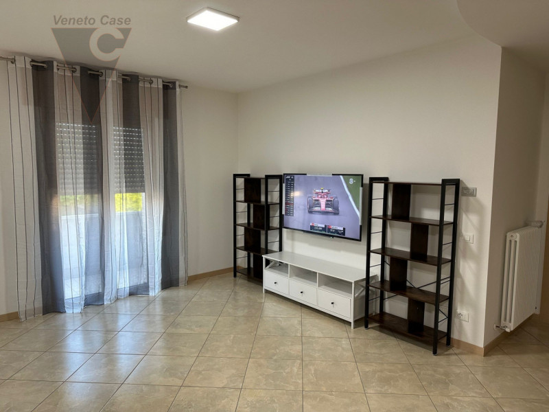 Legnaro (PD) - Affittasi stanza di 15mq a uso singola per studentessa su appartamento ristruttura...