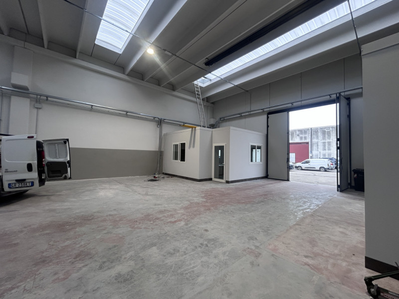 SCHIO - Z.I: CAPANNONE INDUSTRIALE RISTRUTTURATO A NUOVO di circa mq 700 circa H 7,50, con impian...