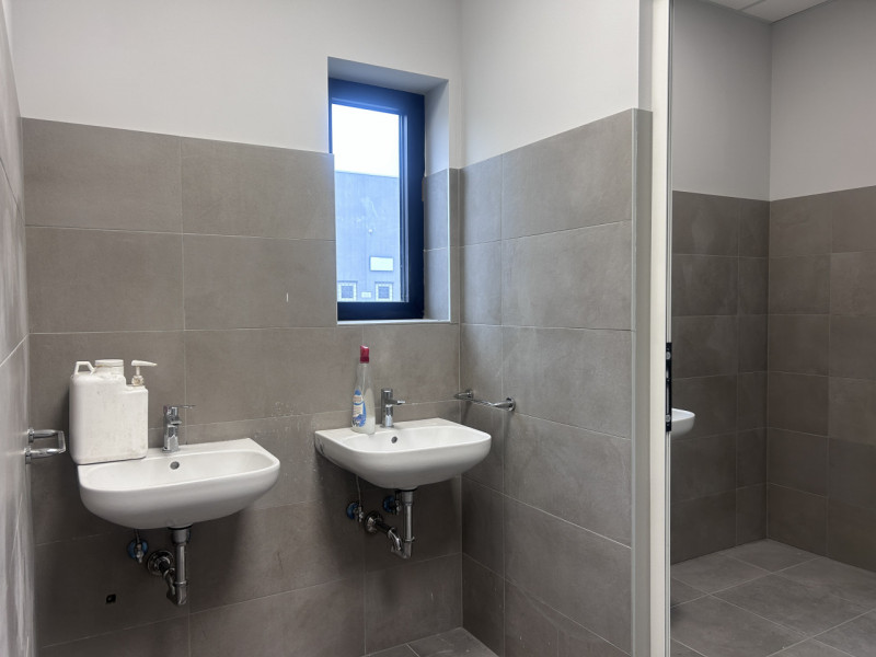 SCHIO - Z.I: CAPANNONE INDUSTRIALE RISTRUTTURATO A NUOVO di circa mq 700 circa H 7,50, con impian...