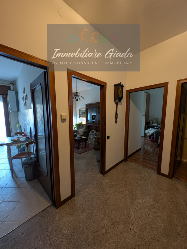 Proponiamo in vendita appartamento situato in posizione centralissima, all’interno di una palazzi...