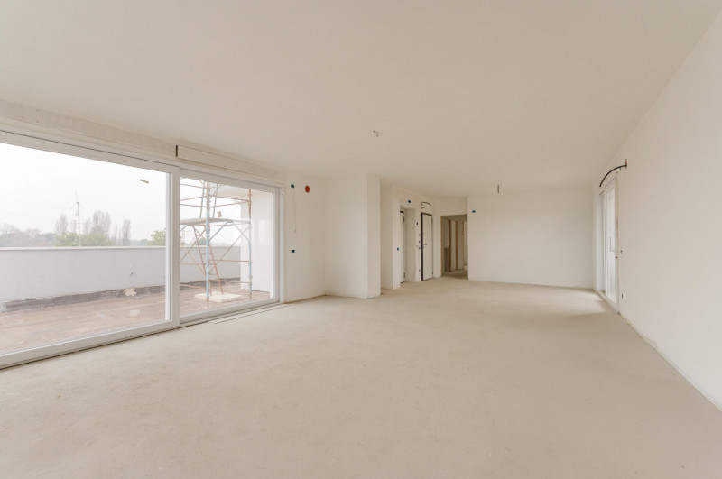 All’interno di un elegante contesto di sole 9 unità abitative, proponiamo in vendita prestigioso ...