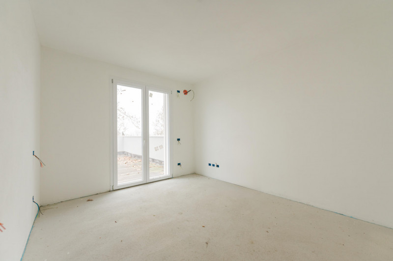 All’interno di un elegante contesto di sole 9 unità abitative, proponiamo in vendita prestigioso ...