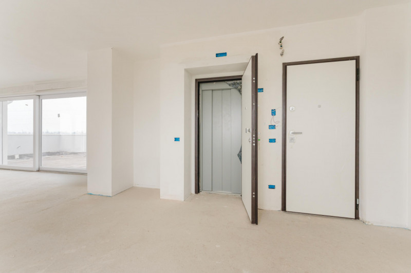 All’interno di un elegante contesto di sole 9 unità abitative, proponiamo in vendita prestigioso ...