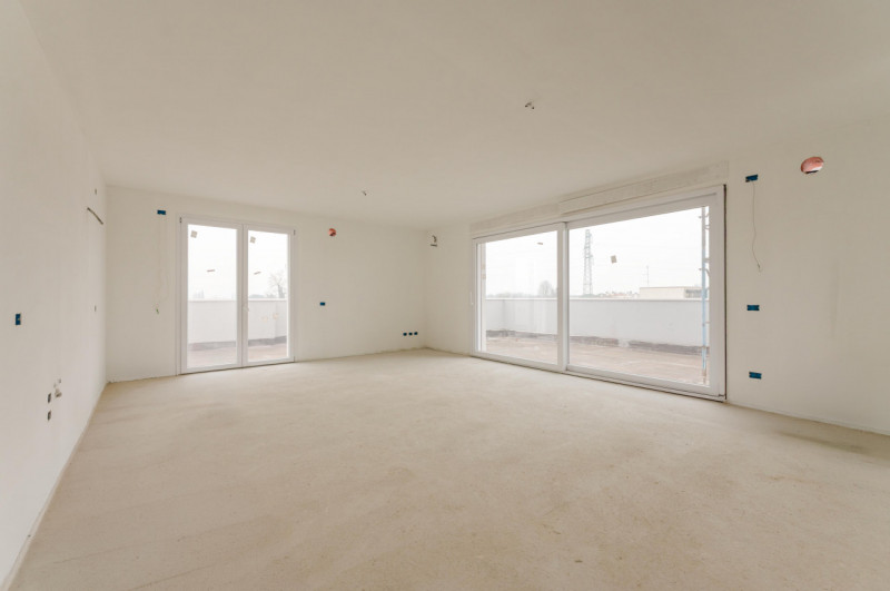 All’interno di un elegante contesto di sole 9 unità abitative, proponiamo in vendita prestigioso ...