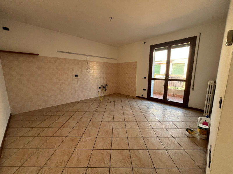 In tranquilla zona residenziale, proponiamo in vendita luminoso appartamento bicamere situato al ...