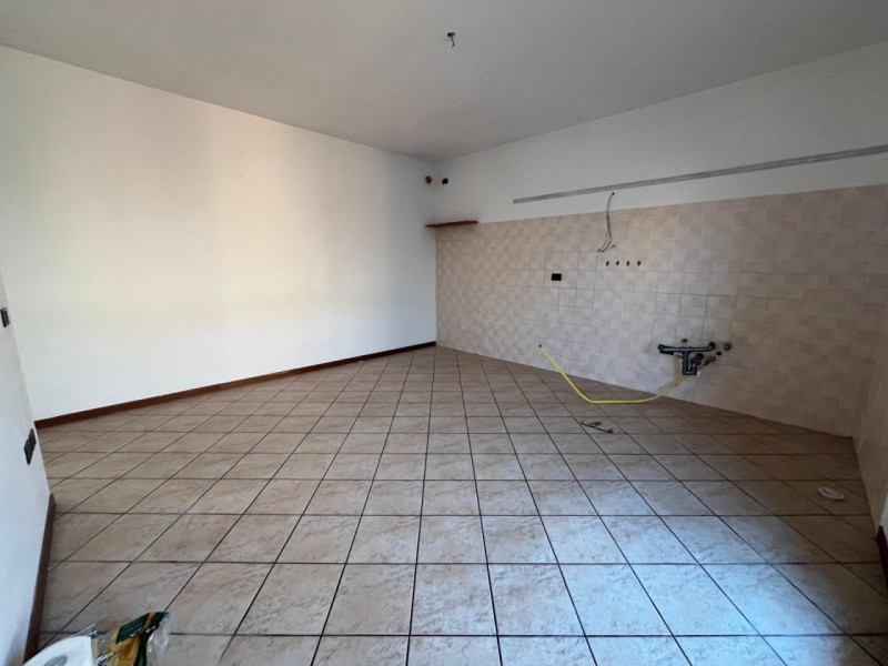 In tranquilla zona residenziale, proponiamo in vendita luminoso appartamento bicamere situato al ...