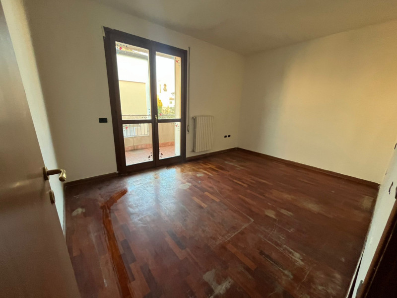 In tranquilla zona residenziale, proponiamo in vendita luminoso appartamento bicamere situato al ...