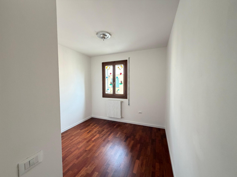 In tranquilla zona residenziale, proponiamo in vendita luminoso appartamento bicamere situato al ...