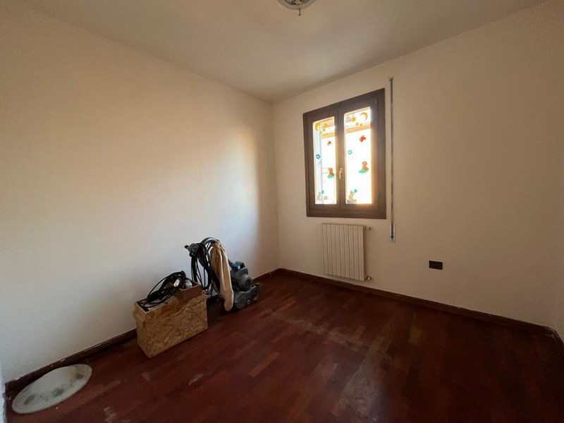 In tranquilla zona residenziale, proponiamo in vendita luminoso appartamento bicamere situato al ...