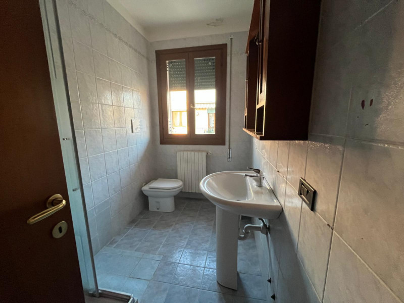 In tranquilla zona residenziale, proponiamo in vendita luminoso appartamento bicamere situato al ...