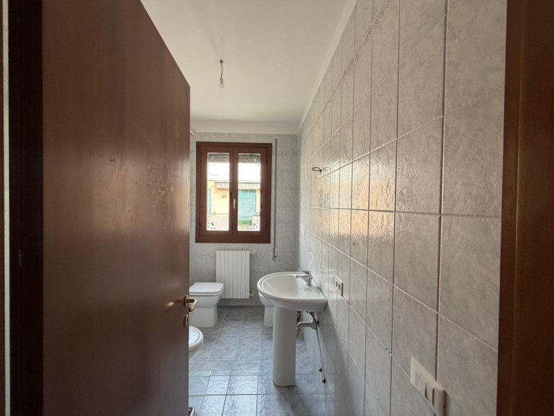 In tranquilla zona residenziale, proponiamo in vendita luminoso appartamento bicamere situato al ...