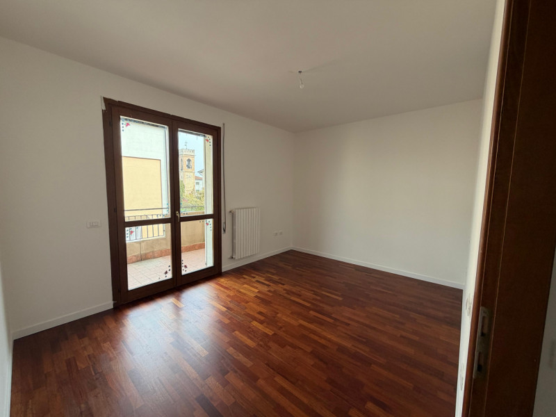 In tranquilla zona residenziale, proponiamo in vendita luminoso appartamento bicamere situato al ...