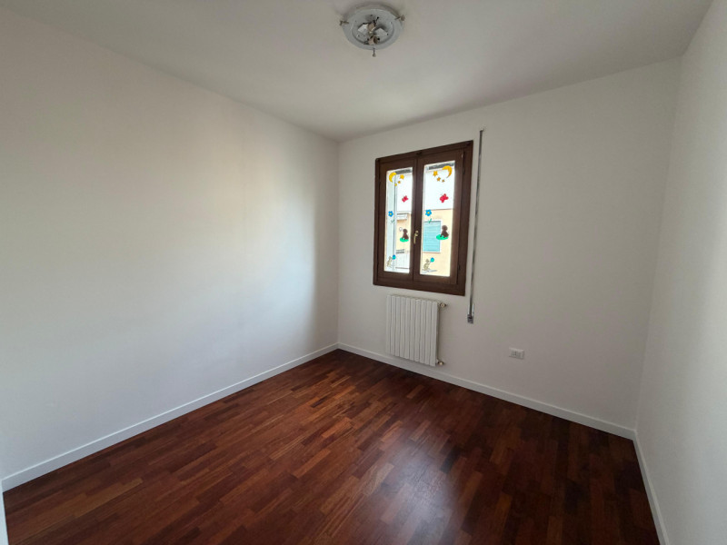 In tranquilla zona residenziale, proponiamo in vendita luminoso appartamento bicamere situato al ...