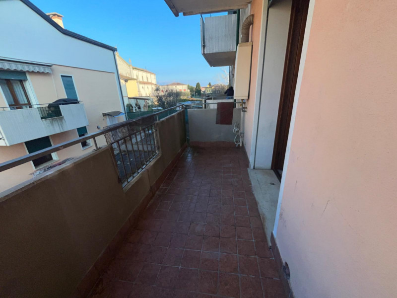 In tranquilla zona residenziale, proponiamo in vendita luminoso appartamento bicamere situato al ...