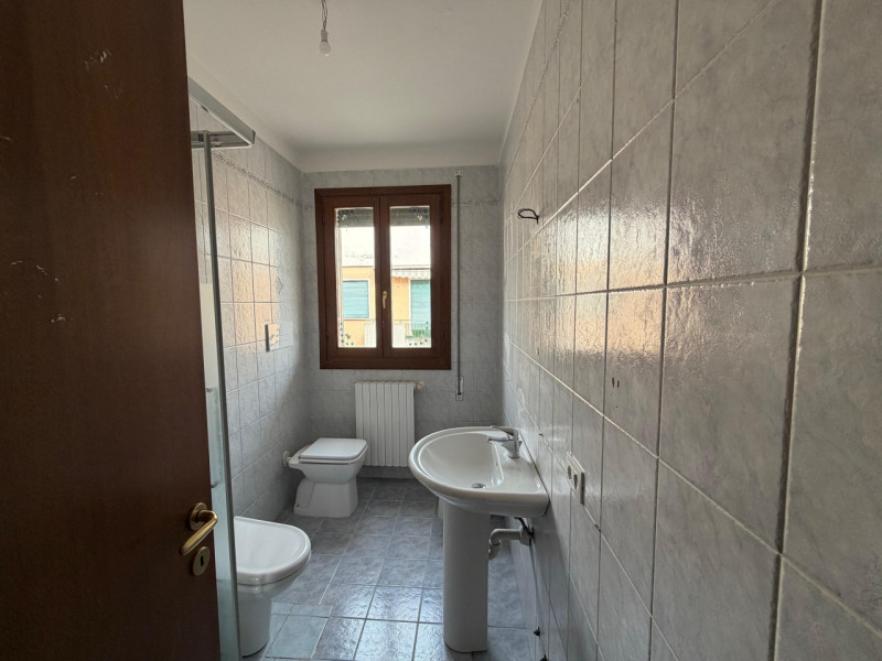 In tranquilla zona residenziale, proponiamo in vendita luminoso appartamento bicamere situato al ...