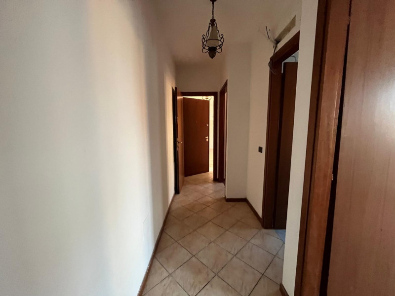 In tranquilla zona residenziale, proponiamo in vendita luminoso appartamento bicamere situato al ...