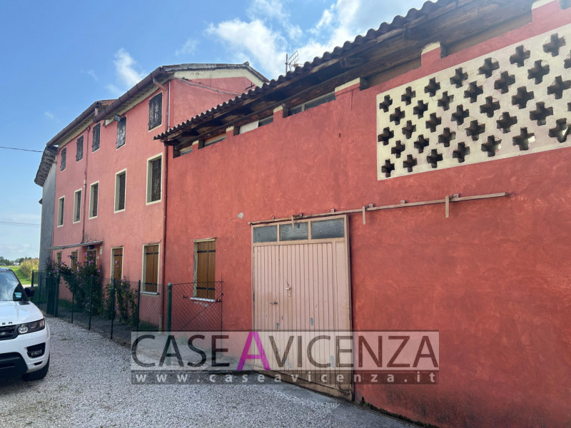 GRISIGNANO DI ZOCCO - C.E.G. - Casale da rimodernare con annessa corte privata. Il fabbricato dis...